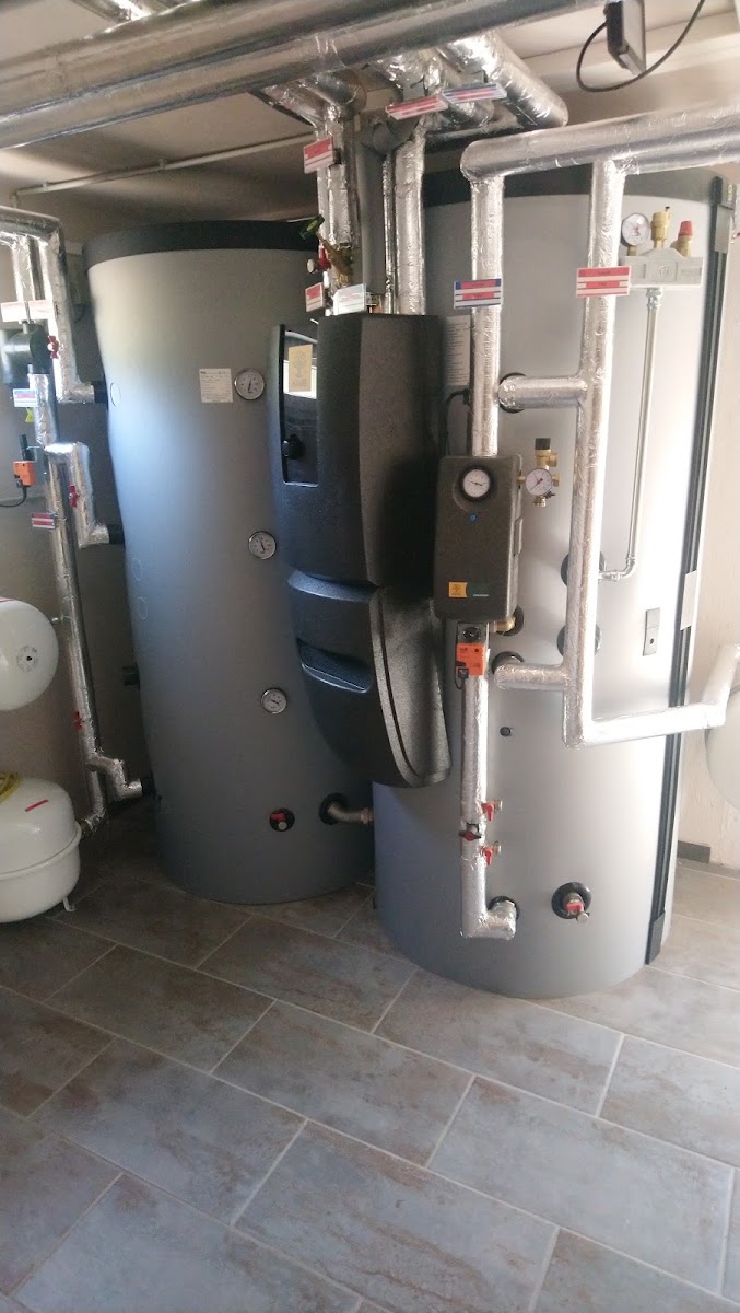 Zwei Pufferspeicher mit Rohrinstallation im Heizungskeller